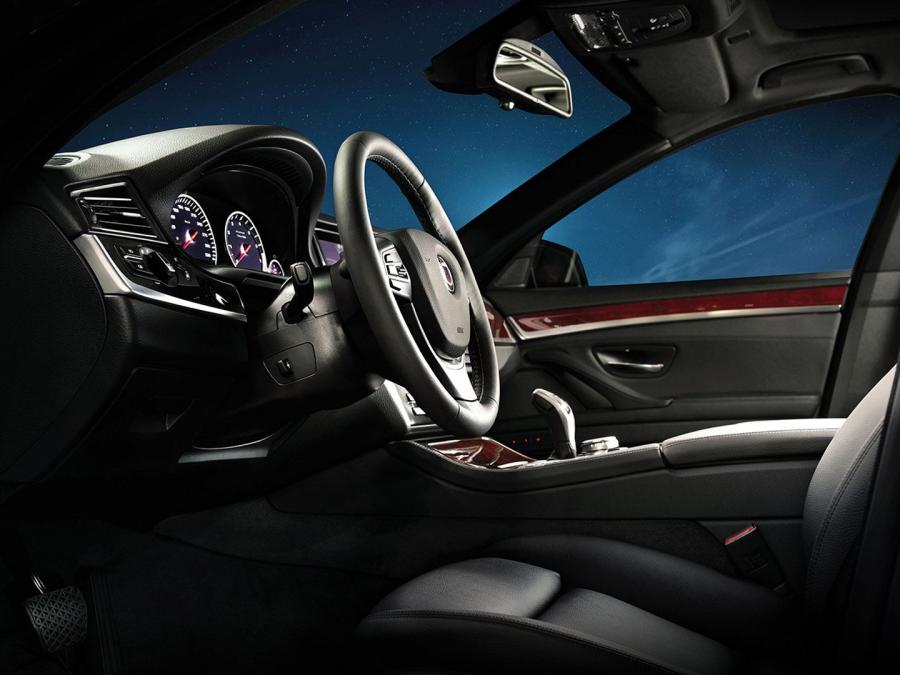 Интерьер Alpina B5 Bi-Turbo Touring (F11) 2013 года  (фото 7 из 11)